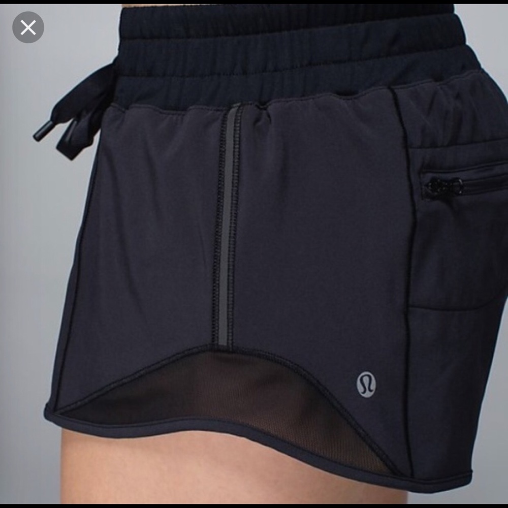Lulu Lemon Hotty Hot shorts Size 4